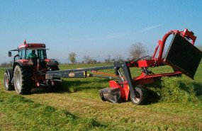 ep archivo   un tractor trabaja con maquinaria agricola en el campo imagen de archivo