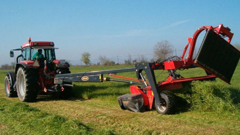 ep archivo un tractor trabaja con maquinaria agricola en el campo imagen de archivo ep archivo un tractor trabaja con maquinaria agricola en el campo imagen de archivo