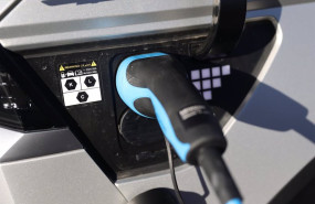 ep archivo   un vehiculo electrico mientras se carga a 11 de enero de 2022 en pozuelo de alarcon