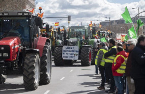 ep archivo   una columna de tractores llega a la concentracion de agricultores en el ministerio de