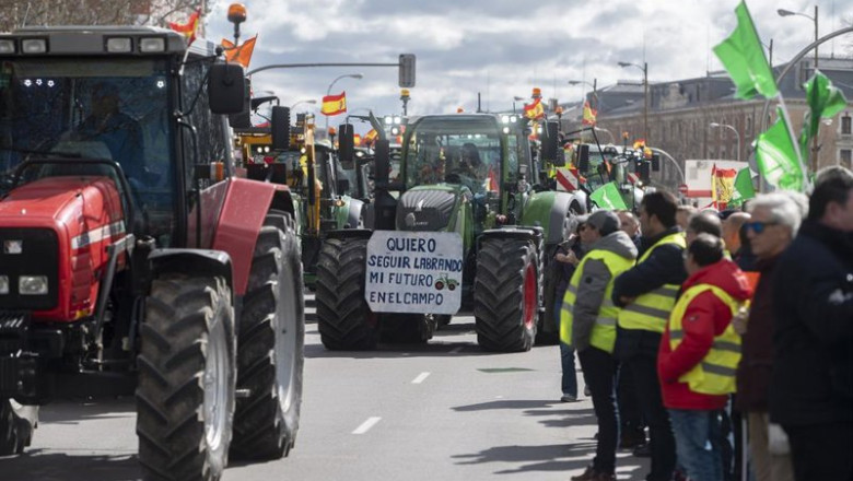 Archivo - Una columna de tractores llega a la concentración de agricultores en el Ministerio de Agricultura | Alberto Ortega - Europa Press - Archivo ep archivo una columna de tractores llega a la concentracion de agricultores en el ministerio de
