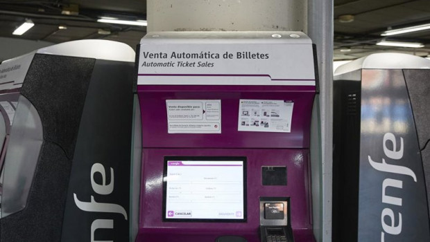 ep archivo   una maquina de venta de billetes en la estacion madrid atocha cercanias en madrid