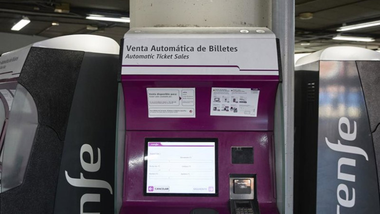 Archivo - Una máquina de venta de billetes en la estación Madrid-Atocha Cercanías, en Madrid (España) | Jesús Hellín - Europa Press - Archivo ep archivo una maquina de venta de billetes en la estacion madrid atocha cercanias en madrid
