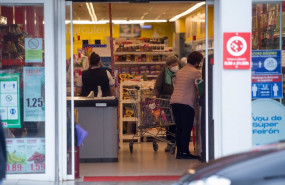 ep archivo   varias personas compran en un supermercado