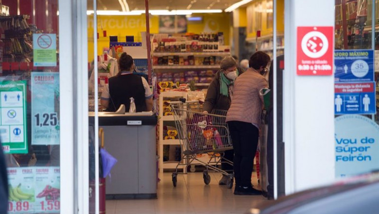 Archivo - Varias personas compran en un supermercado | Carlos Castro - Europa Press - Archivo ep archivo varias personas compran en un supermercado
