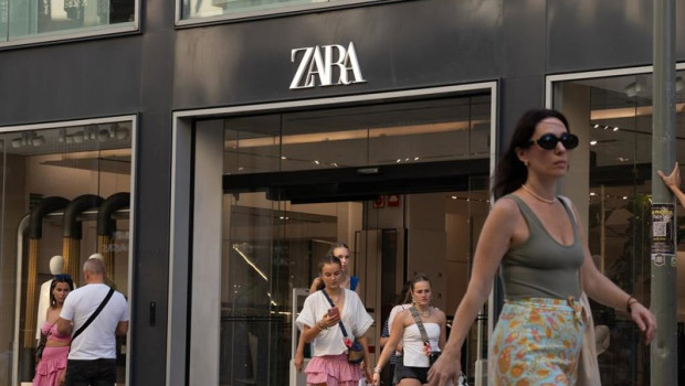 ep archivo varias personas pasan delante de una tienda zara ep archivo varias personas pasan delante de una tienda zara