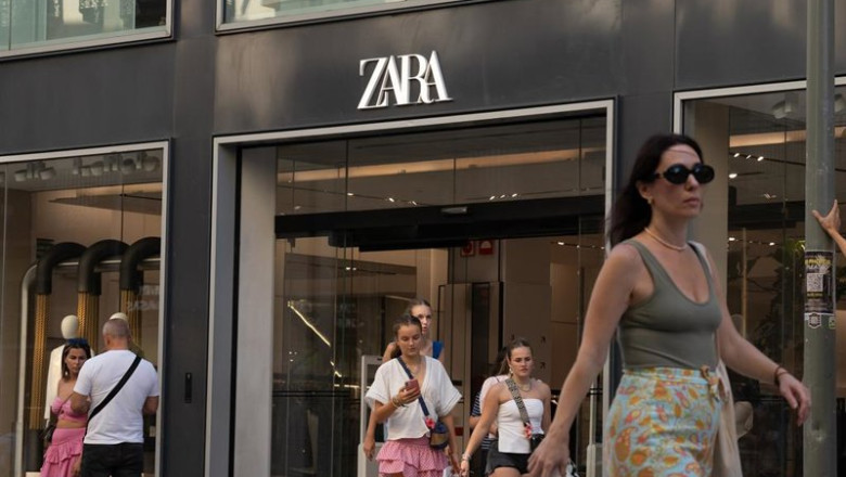 ep archivo varias personas pasan delante de una tienda zara ep archivo varias personas pasan delante de una tienda zara