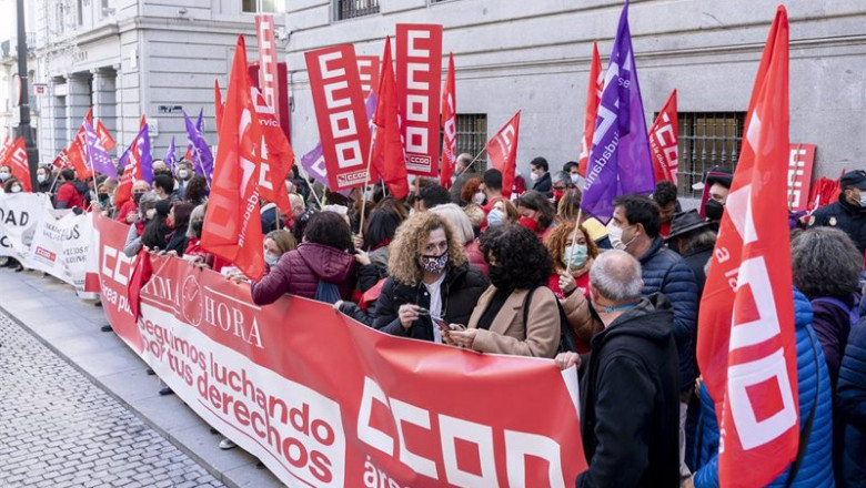 ep archivo   varias personas sostienen una pancarta y banderas de ccoo en una protesta en favor de