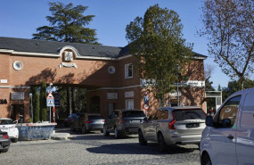 ep archivo   varios vehiculos cruzan una de las entradas a la moraleja
