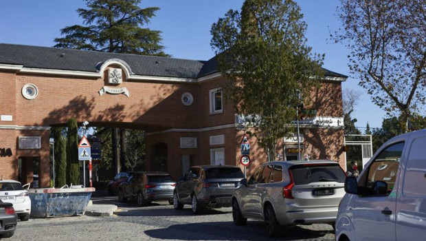 ep archivo   varios vehiculos cruzan una de las entradas a la moraleja