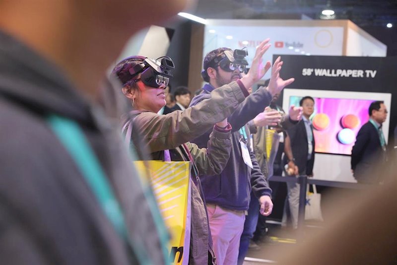 ep asistentes al ces 2020 prueban una gafas de realidad virtual
