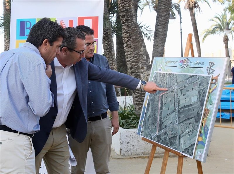 ep carlos mazon primero por la izq atiende las explicaciones del alclade de benidorm torni perez