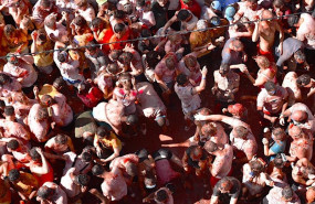 ep cientos de personas participan en la fiesta de la tomatina de bunol 2019