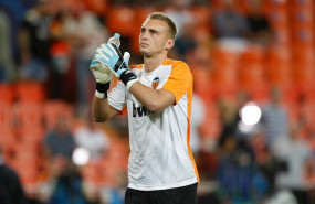 ep cillessen calentando antes de un partido del valencia