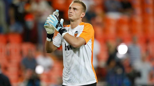ep cillessen calentando antes de un partido del valencia