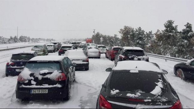 Coches atrapados en la AP-6 por el temporal de nieve | TWITTER ep coches atrapadosla ap-6temporalnieve 20180113144202