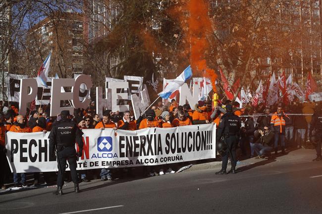 Concentración en Madrid de los trabajadores de Alcoa para exigir al Gobierno qu | Eduardo Parra - Europa Press ep concentracionmadridlos trabajadoresalcoa para exigirgobierno qu