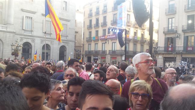 Concentrados en la plaza Sant Jaume con motivo de la declaración de la República | EUROPA PRESS ep concentradosla plaza sant jaumemotivola declaracionla republica