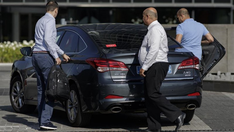 Conductores de coches VTC de empresas como Cabify y Uber en el centro de Madrid. | Eduardo Parra - Europa Press ep conductorescoches vtcempresascabifyubercentromadrid