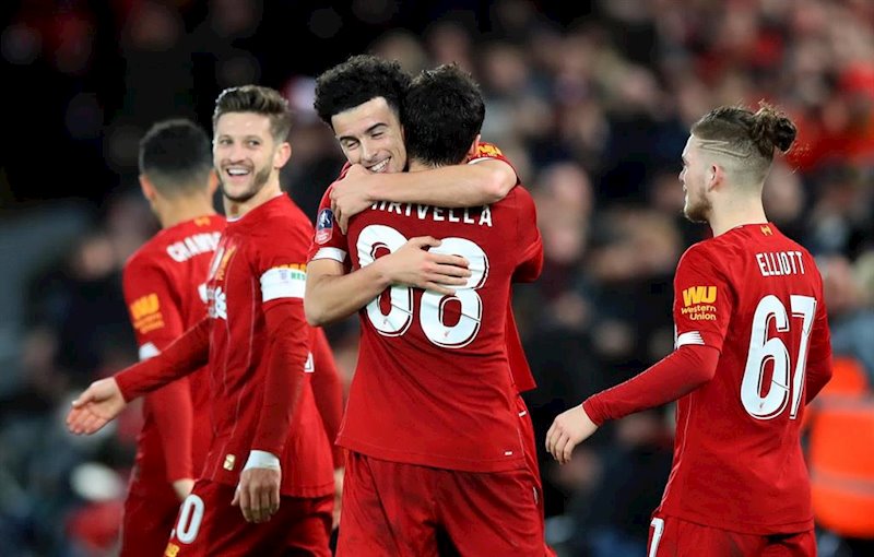 ep curtis jones celebra un gol con el liverpool fc
