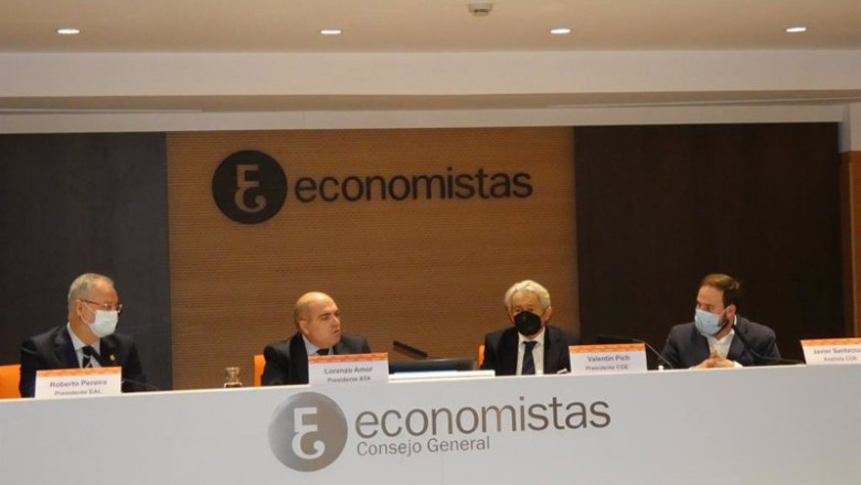 De izquierda a derecha: el presidente de EAL-CGE, Roberto Pereira; el presidente de ATA, Lorenzo Amor; el presidente del CGE, Valentín Pich; y el analista del CGE, Javier Santacruz. | CGE ep de izquierda a derecha el presidente de eal cge roberto pereira el presidente de ata lorenzo amor