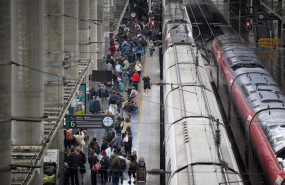 ep decenas de personas en un anden de la estacion puerta de atocha almudena grandes a 11 de abril de