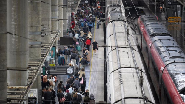 ep decenas de personas en un anden de la estacion puerta de atocha almudena grandes a 11 de abril de ep decenas de personas en un anden de la estacion puerta de atocha almudena grandes a 11 de abril de