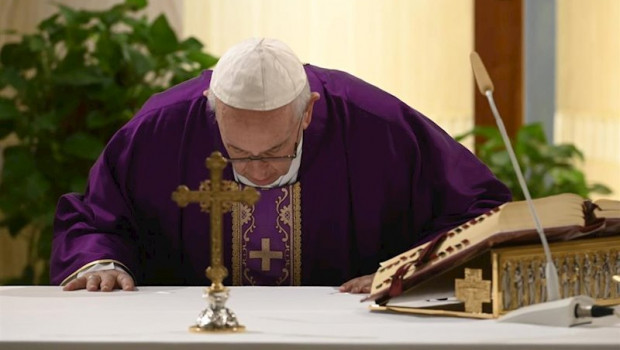 ep el papa en una de las misas de santa marta