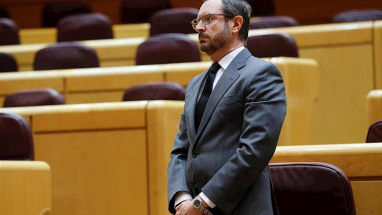 El portavoz del PP en el Senado, Javier Maroto, durante el minuto de silencio en conmemoración a las víctimas del coronavirus, al inicio del primer pleno de control al Gobierno en el Senado desde la declaración del estado de alarma con un presencia reduci | Pool ep el portavoz del pp en el senado javier maroto durante el minuto de silencio en conmemoracion a