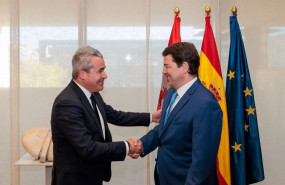 ep el presidente de la junta saluda a recasens con motivo de su reunion este miercoles en valladolid