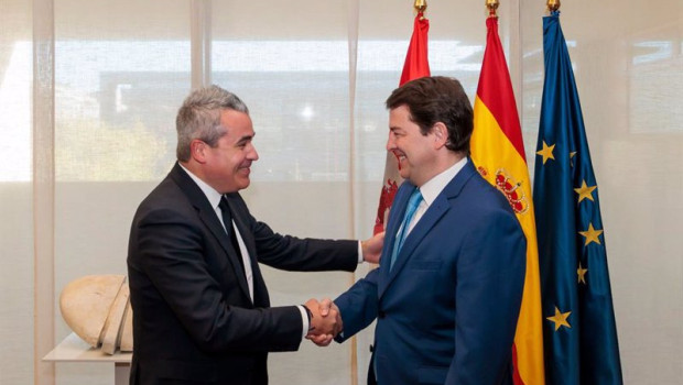 ep el presidente de la junta saluda a recasens con motivo de su reunion este miercoles en valladolid