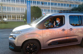 ep el rey felipe vi saluda desde un vehiculo a su llegada a una visita a la factoria de stellantis a