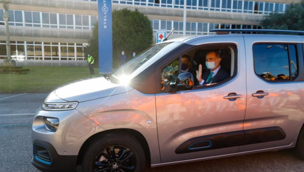 ep el rey felipe vi saluda desde un vehiculo a su llegada a una visita a la factoria de stellantis a
