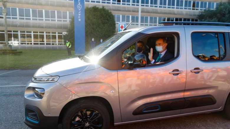 ep el rey felipe vi saluda desde un vehiculo a su llegada a una visita a la factoria de stellantis a