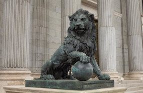 ep estatua de un leon en la entrada del congreso de los diputados durante el estado de alarma