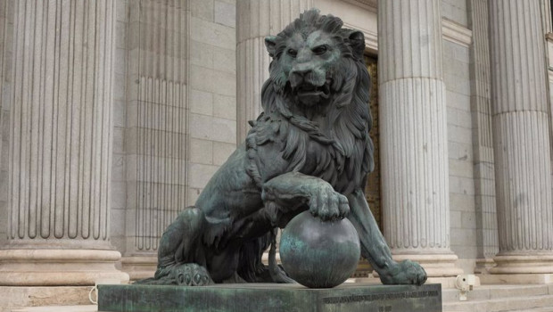 ep estatua de un leon en la entrada del congreso de los diputados durante el estado de alarma