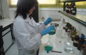 ep foto de recurso de una quimica en un laboratorio ep foto de recurso de una quimica en un laboratorio
