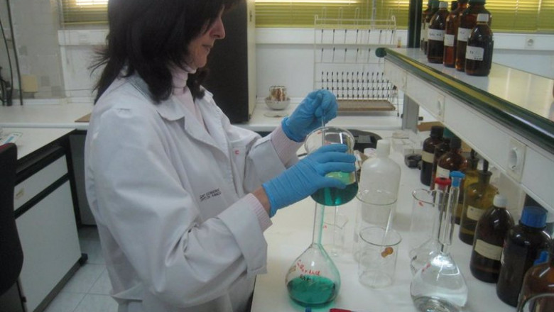 ep foto de recurso de una quimica en un laboratorio
