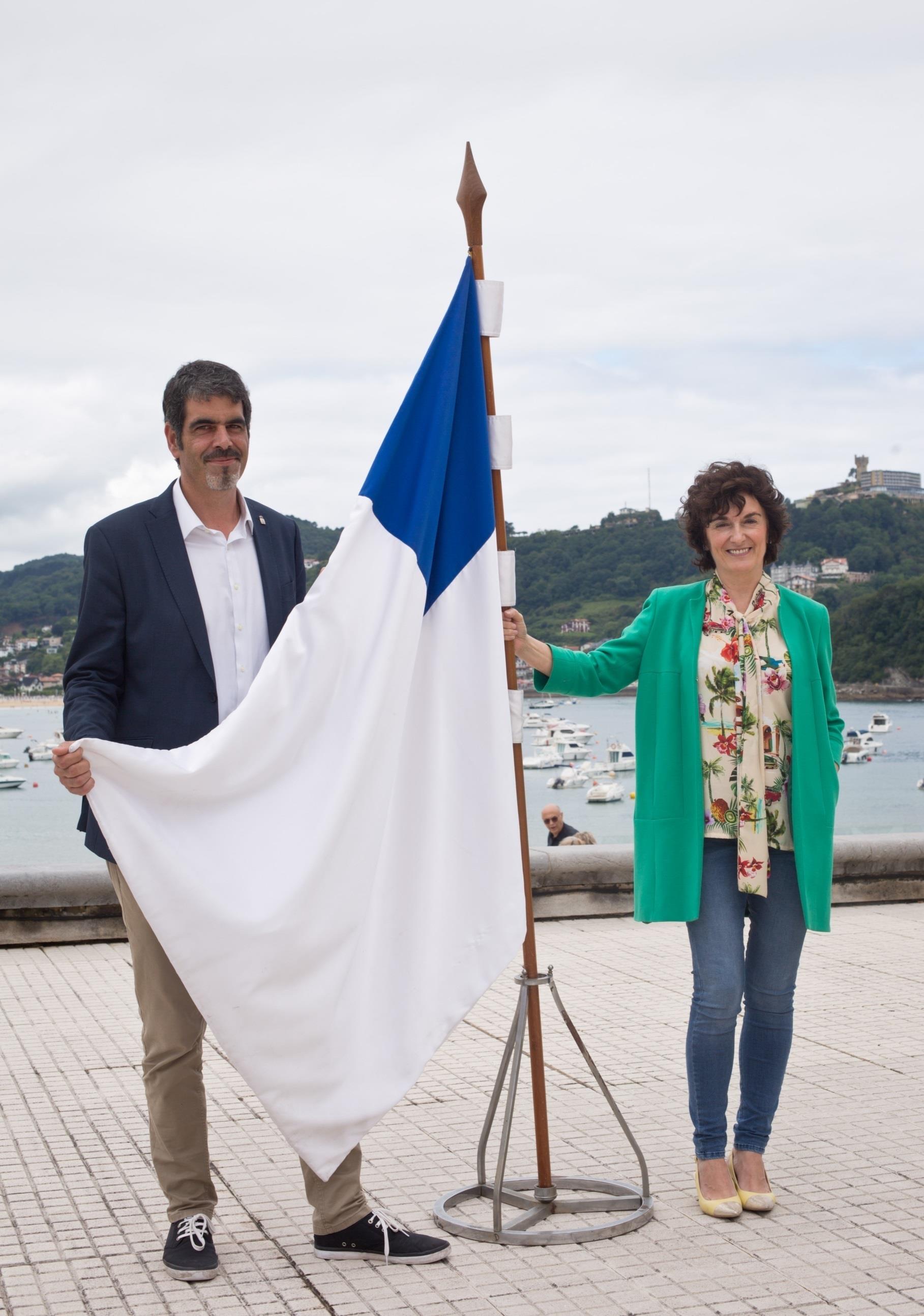 ep goia eta iturbe donostiako banderarekin