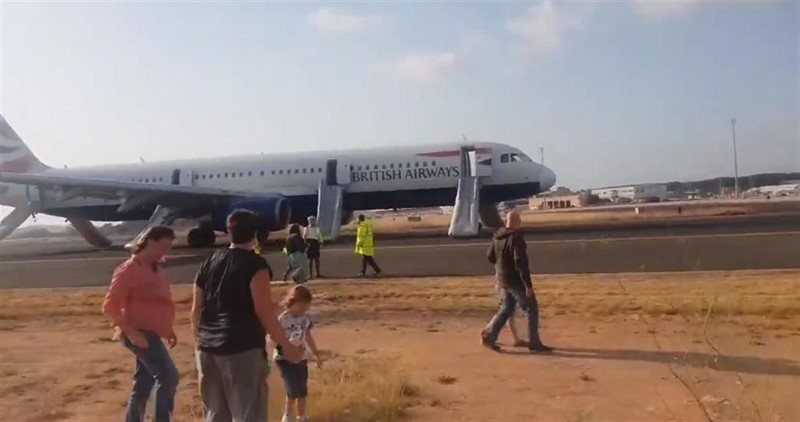 Imágen de la evacuación del avión de British Airways que ha protagonizado un incidente en el aeropuerto de Manises, tomada por uno de los pasajeros | DANI MEROÑO ep imagenla evacuacionavionbritish airwaysha protagonizadoincidenteaeropuertomanises tomadaunolos pasajeros