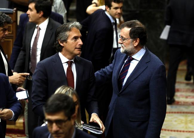 Iñigo de la Serna y Rajoy tras aprobarse el decreto de la estiba en el Congreso | EUROPA PRESS ep inigola sernarajoyaprobarsedecretola estibacongreso 20170518164005