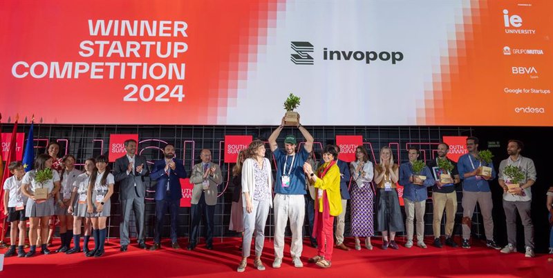 ep invopoo recogiendo su premio