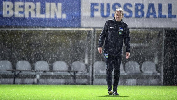ep jurgen klinsmann durante un entrenamiento con el hertha berlin