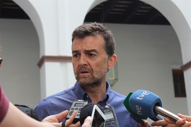 El líder andaluz de IU, Antonio Maíllo, atendiendo a los periodistas | IULV-CA ep lider andaluziu antonio maillo atendiendolos periodistas
