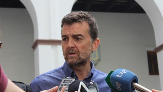 ep lider andaluziu antonio maillo atendiendolos periodistas