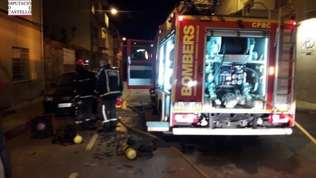 ep los bomberos extinguenfuegouna vivienda