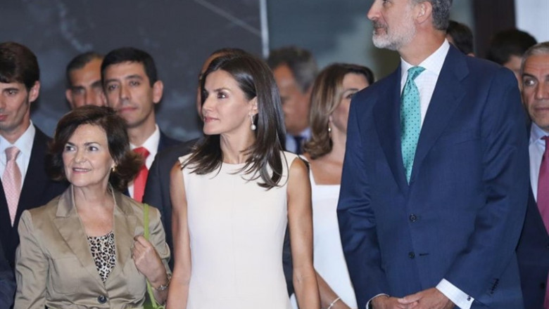 Los Reyes inauguran la exposición 'El viaje más largo', organizada por Acción Cultural Española y el Ministerio de Cultura y Deporte. En el Archivo General de Indias. En la imagen, la vicepresidenta en funciones, Carmen Calvo (i); la Reina Letizia (c) y | Jesús Prieto - Europa Press ep los reyes inauguran la exposicion el viaje mas largo organizada por accion cultural espanola y el