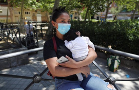 ep lucia una mujer con su bebe en brazos acude a las puertas de la parroquia santa maria micaela