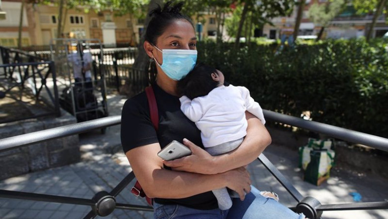 Lucía, una mujer con su bebé en brazos, acude a las puertas de la Parroquia Santa María Micaela para recibir una ayuda alimentaria durante el día en el que el Gobierno ha aprobado en un Consejo de Ministros Extraordinario el ingreso mínimo vital que prete | Eduardo Parra - Europa Press - Archivo ep lucia una mujer con su bebe en brazos acude a las puertas de la parroquia santa maria micaela