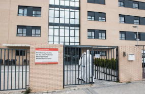 ep militares de la ume protegidos se disponen a entrar en la residencia y centro de dia orpea madrid